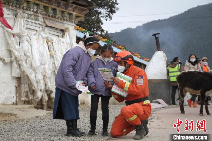 图为森林消防员为驻地民众科普防火知识。　林芝市森林消防供图