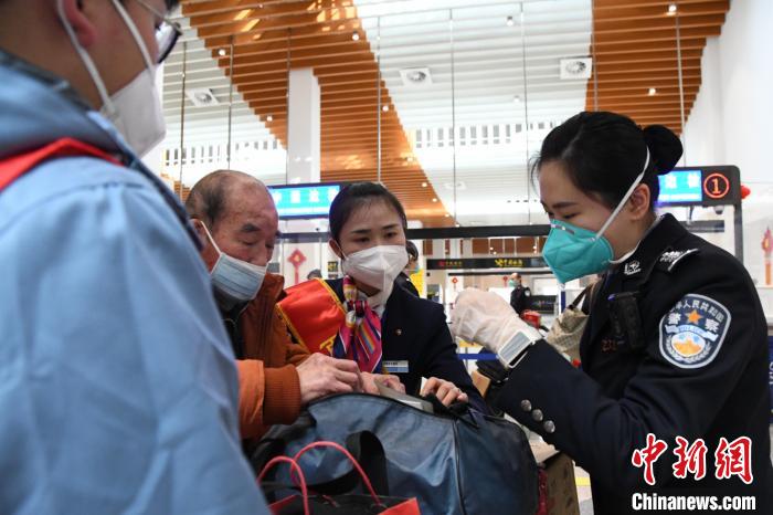 春运期间，福州边检站民警温馨服务旅客搭乘“两马”航线。　范海超 摄