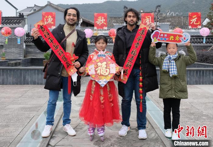 外国友人送春节祝福。　林波 摄