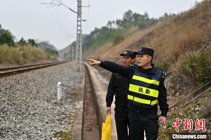 图为何锋(前)与辅警梁才宝(后)一起巡逻。　俞靖 摄