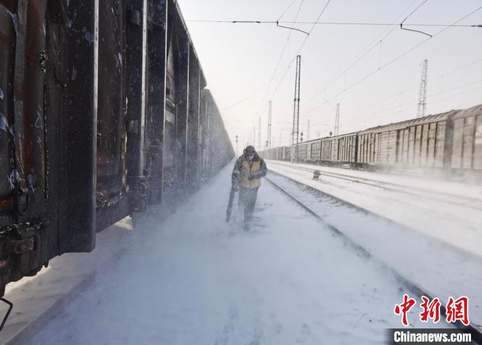 铁路部门员工清冰除雪。　李昕洋 摄