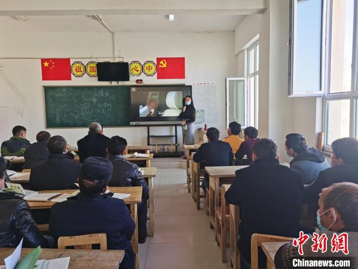 雷莅平向农牧民授课中。　天津援疆前指供图