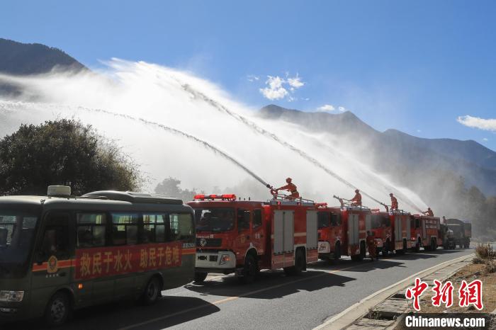 对高危区域进行洒水防火。　冯怡凡 摄