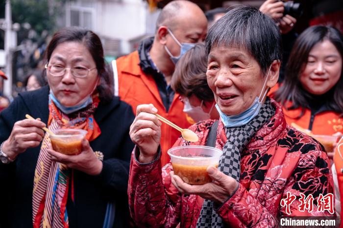 图为军门社区老人在品尝拗九粥 李南轩 摄