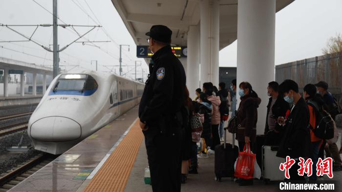 张淇翔在站台接车并维护旅客乘降秩序。　冉景嘉 摄