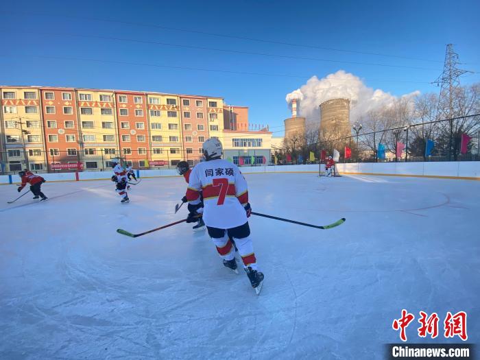 图为闫家硕和队友在海拉尔铁路第一中学的冰球场上训练。　张玮 摄