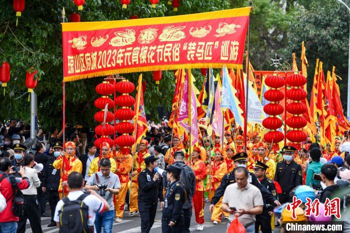 2月5日，海南省海口市琼山区府城举行“装马匹”民俗祈福巡游。图为“装马匹”民俗巡游队伍。　骆云飞 摄