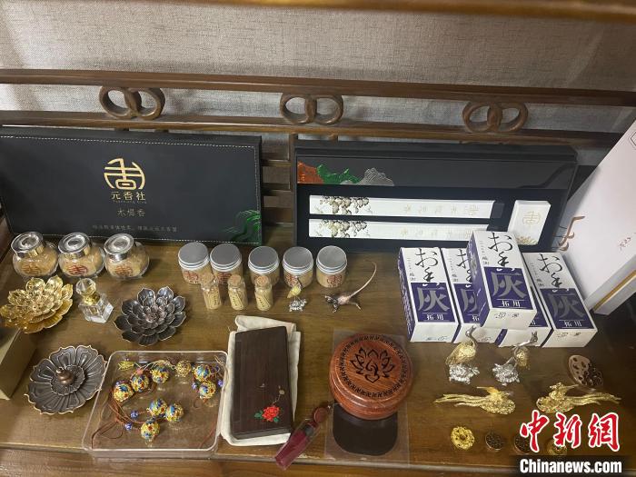 邢晓秀的香品制作一直沿袭“祖方技艺”，运用古法制香。　杨静 摄