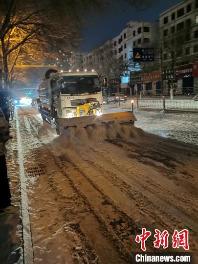 图为2月13日拍摄的西宁市城区正在开展除雪。　王生荣 摄