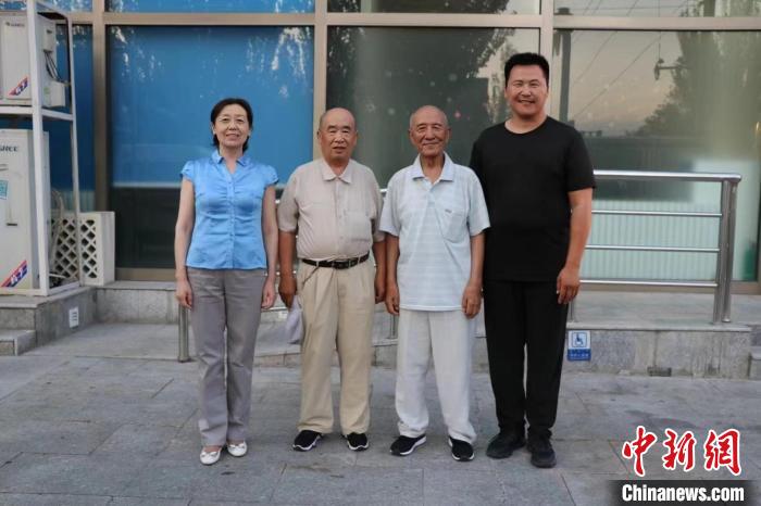 图为程锐(右一)与老师葛有忠(右二)。 单志勇供图 图为程锐(右一)与老师葛有忠(右二)。 单志勇供图