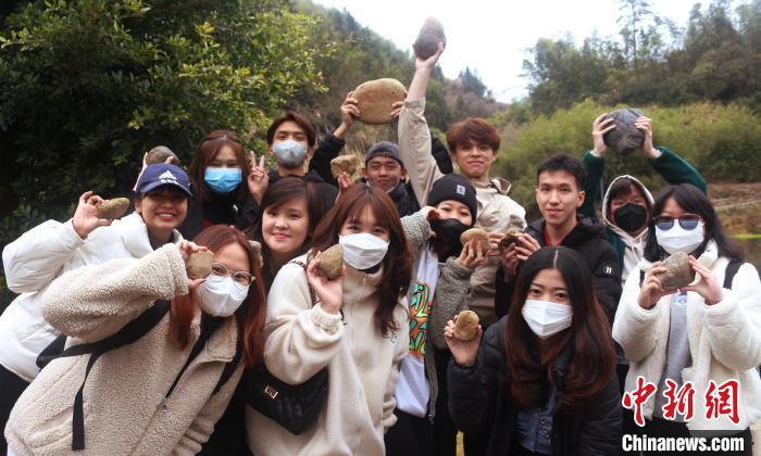 留学生们准备体验土楼夯筑技术。　华侨大学文学院 供图