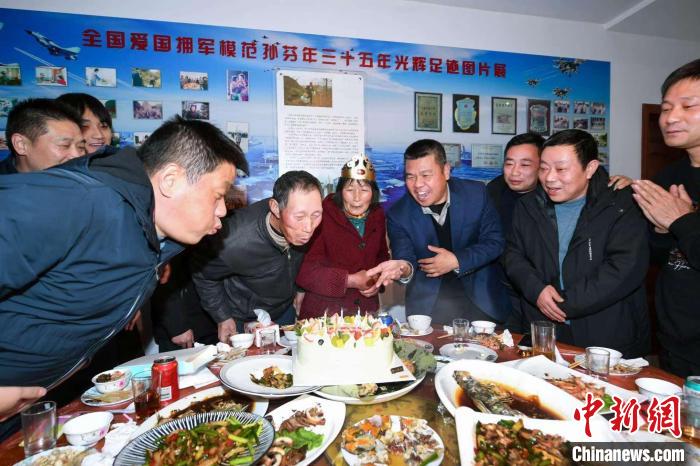 退役老兵为“兵妈妈”庆祝生日。　沈磊 摄