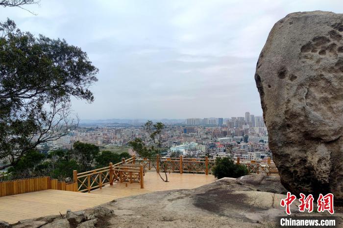 从山上俯瞰下埭村，乡村展新颜。　全轩 摄