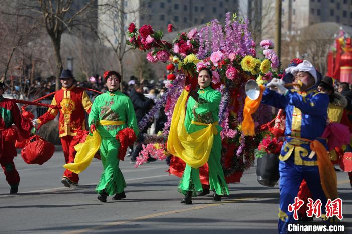 图为抬轿表演。　张添福 摄