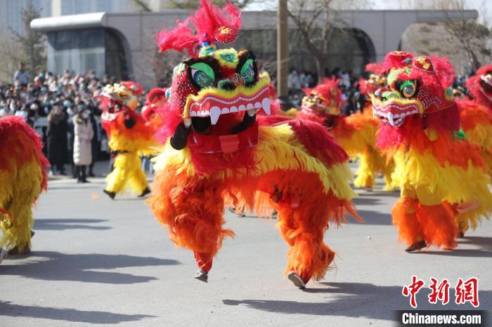 图为舞狮。　张添福 摄