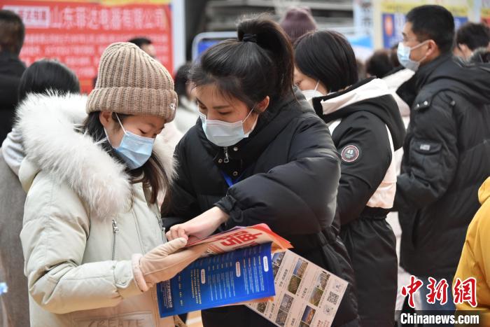 2月2日,在高密市举行的招聘会上求职者观看和咨询招工信息。 李海涛 摄 2月2日,在高密市举行的招聘会上求职者观看和咨询招工信息。 李海涛 摄