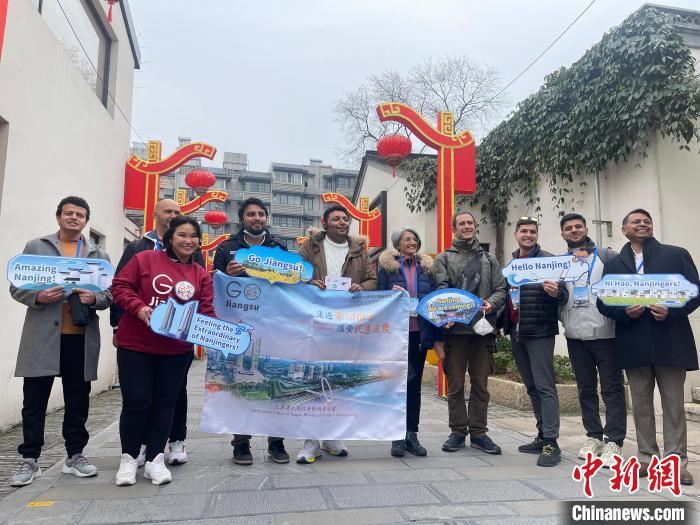 外籍友人“Go Jiangsu”南京体验幸福民生画卷。　徐珊珊 摄