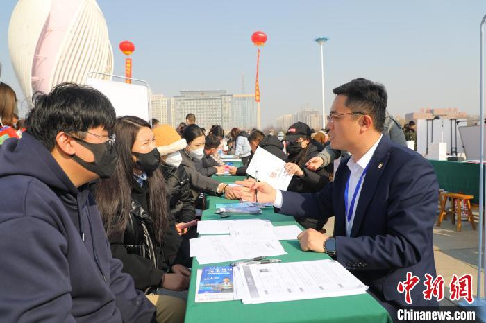 1月31日,求职者在山东兰陵2023年“春风行动”招聘会上了解就业信息。 兰陵县委宣传部供图 1月31日,求职者在山东兰陵2023年“春风行动”招聘会上了解就业信息。 兰陵县委宣传部供图