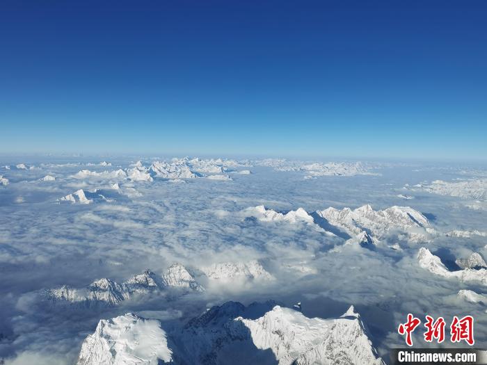 图为旅客拍摄的高高原航线风景。　受访者供图