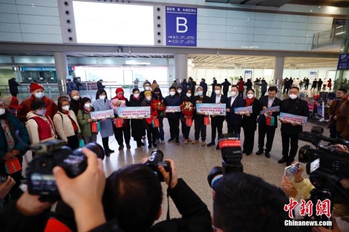 2月6日17时20分，17名香港游客乘CA112航班抵达北京首都国际机场，开启五天的北京之旅。这是内地居民与香港、澳门团队旅游经营活动恢复后，首个由香港出发赴京的旅行团。图为旅行团在北京首都国际机场T3航站楼国际/港、澳、台（地区）到达出口合影留念。图/中新社记者 富田