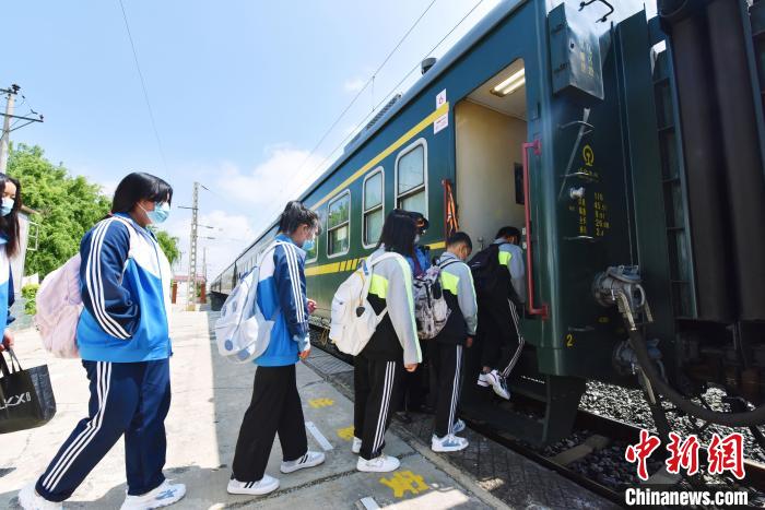 资料图：学生排队登车。　沈向全 摄