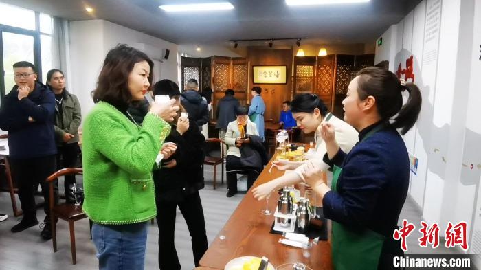 海外华文媒体嘉宾体验徽州茶文化 张俊 摄 海外华文媒体嘉宾体验徽州茶文化 张俊 摄
