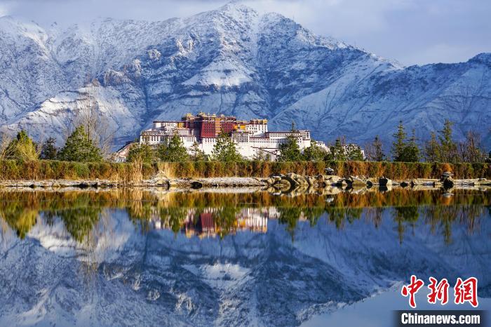 图为布达拉宫雪景。　江飞波 摄