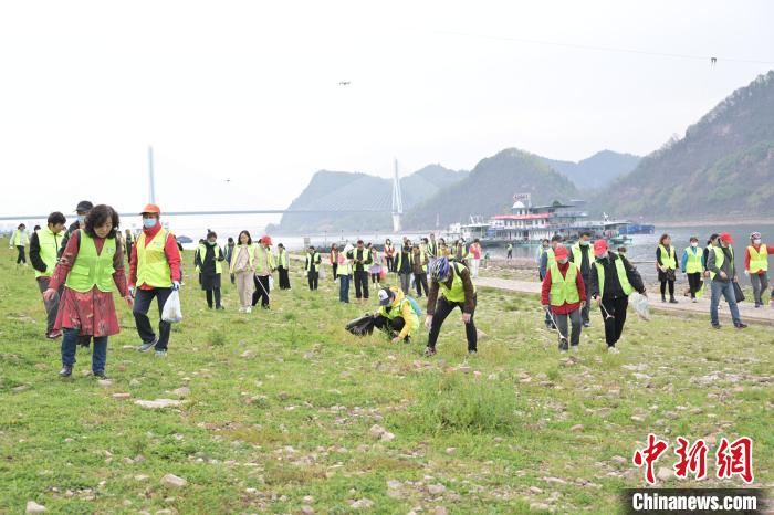 “三峡蚁工”捡拾散落在江滩上的垃圾，定期组织开展净滩志愿活动 田耀平 摄