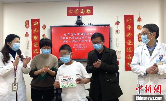 干细胞移植逾一年的罕见病患儿小凡(化名),得到了根治。 复旦大学附属儿科医院供图 干细胞移植逾一年的罕见病患儿小凡(化名),得到了根治。 复旦大学附属儿科医院供图