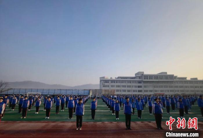 丹东市技师学院全体师生齐聚学院运动场开展“开学第一课”。　辽宁省人社厅供图