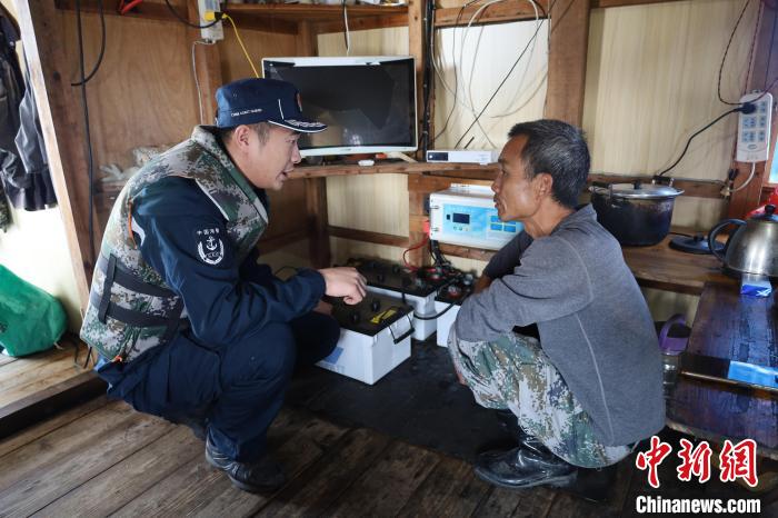 检查蓄电池使用情况。　漳州海警局供图