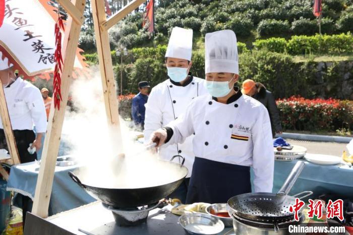 名徽厨现场烹饪制作菜肴。　刘浩 摄