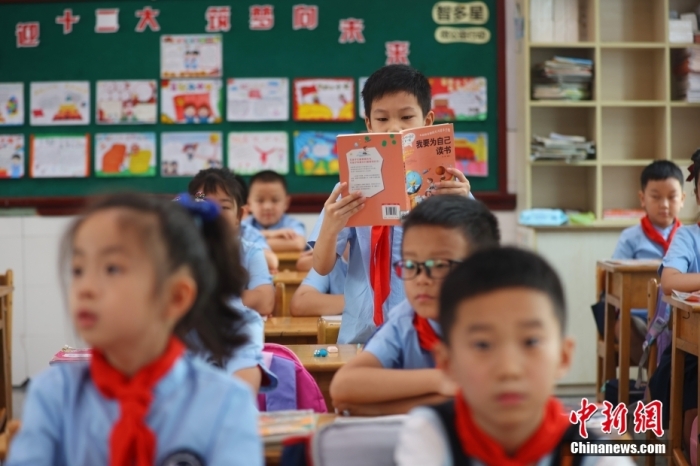 资料图：学生们在课堂内上课。中新社记者 泱波 摄