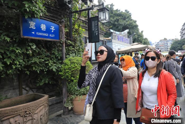采风团考察成都宽窄巷子。 王磊 摄 采风团考察成都宽窄巷子。 王磊 摄