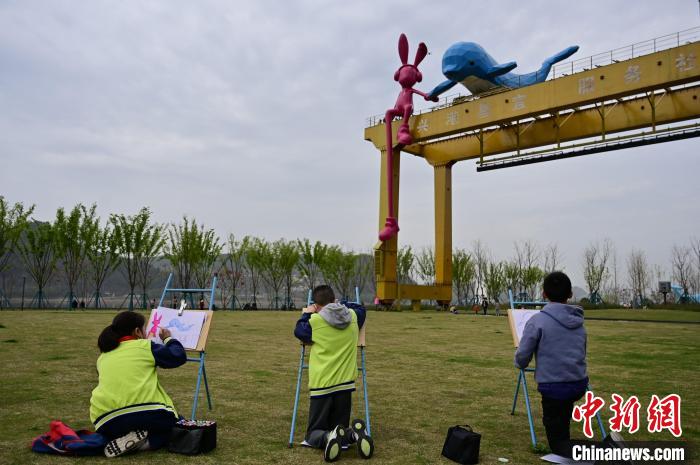 宜昌当地学生在江豚广场画江豚 刘康 摄