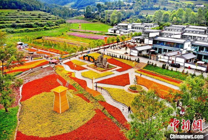 环境整治后甘南风景秀美。图为甘南州临潭县八角乡庙花山村。(资料图) 段平 　摄