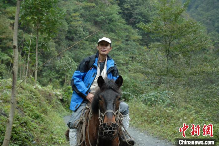 印开蒲骑马前往拍摄点位。　受访者供图