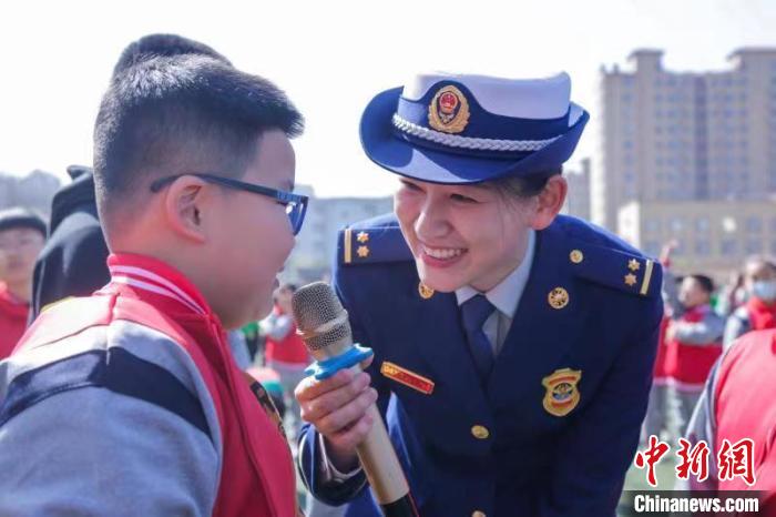 晋中开发区消防救援大队干部张晨与小学生现场互动，普及消防知识。　赵子墨 摄