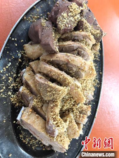 撒上花生芝麻粉的鸭肉 撒上花生芝麻粉的鸭肉