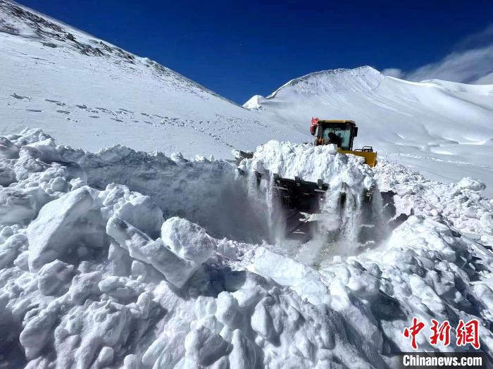 图为阿里地区境内降雪，公路养护段工作人员保通作业。　阿里公路事业发展中心养护段供图