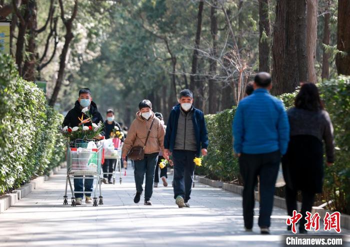 北京各大墓园推出多项惠民便民服务措施,为市民扫墓提供方便。图为万安公墓。 中新社记者 贾天勇 摄 北京各大墓园推出多项惠民便民服务措施,为市民扫墓提供方便。图为万安公墓。 中新社记者 贾天勇 摄