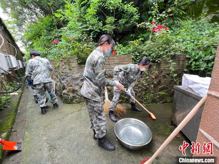 女子民兵开展公益服务 洞头先锋女子民兵连 供图