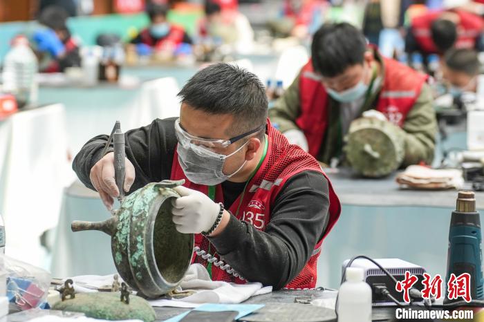 图为青铜文物修复师比赛现场。 武俊杰 摄 图为青铜文物修复师比赛现场。 武俊杰 摄