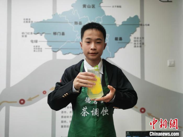 “00后” 朱嘉诚展示其制作的“白茶莫吉托” 张俊 摄 “00后” 朱嘉诚展示其制作的“白茶莫吉托” 张俊 摄