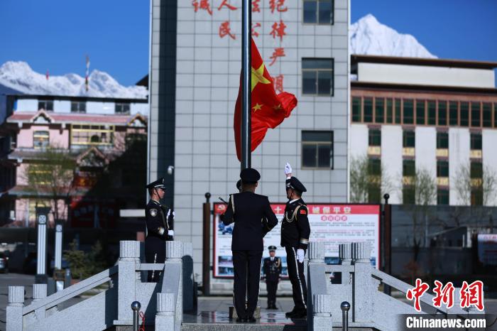 3月28日,升国旗仪式。 肖富贵 摄 3月28日,升国旗仪式。 肖富贵 摄