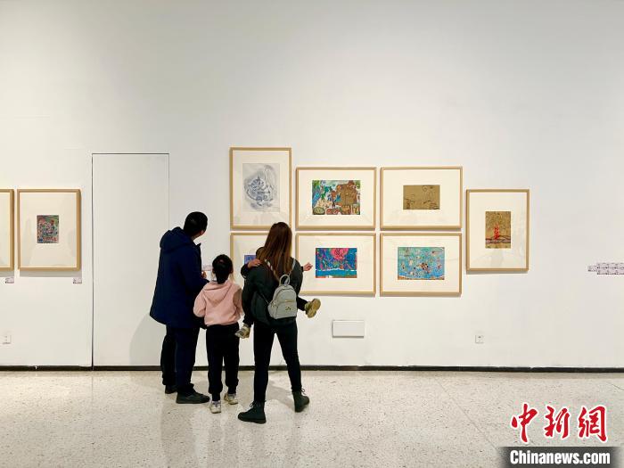 图为第三届全国少儿美术作品展现场。　钟旖 摄