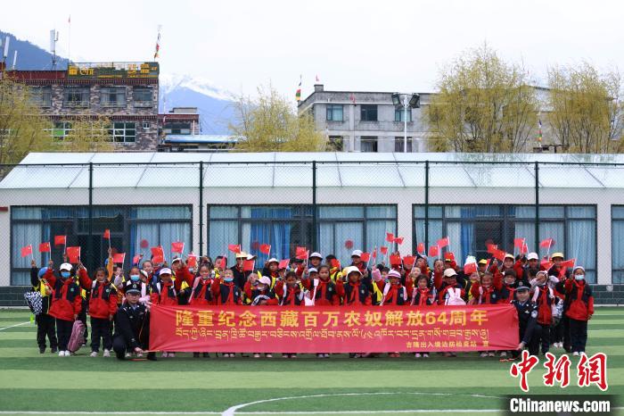 学生与移民管理警察留影。 肖富贵 摄 学生与移民管理警察留影。 肖富贵 摄