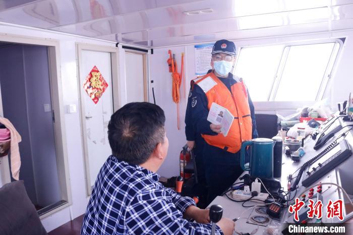 上海浦东海警局工作人员现场调查。 冯明飞 摄 上海浦东海警局工作人员现场调查。 冯明飞 摄
