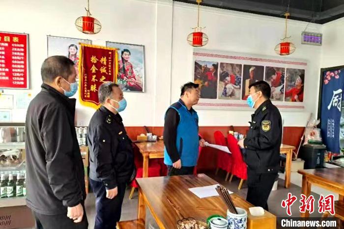 图为市监局工作人员正在进行检查。 西安市新城区市监局供图 图为市监局工作人员正在进行检查。 西安市新城区市监局供图