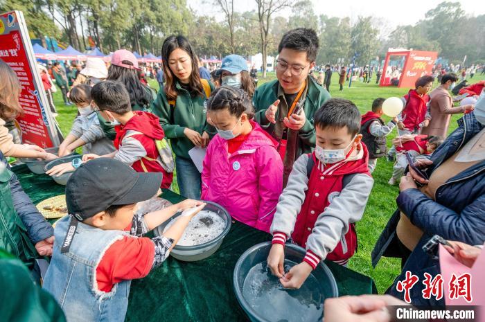 孩子们动手体验科学实验。　江涛 摄